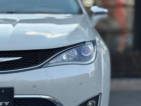 Used 2017 Chrysler Pacifica Limited w/ Advanced Safetytec Group image 5