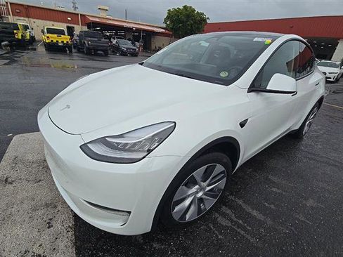 Used 2023 Tesla Model Y Long Range AWD/4WD image 3