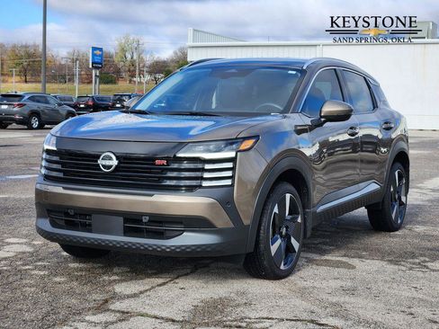 Used 2025 Nissan Kicks SR image 3