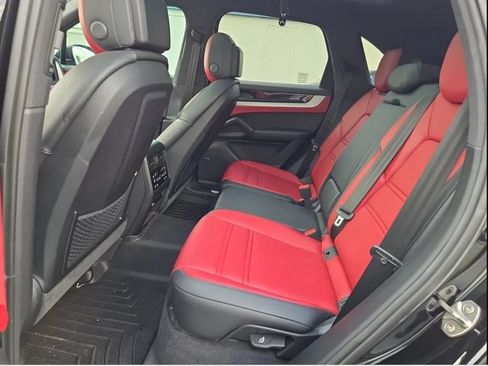 Used 2024 Porsche Cayenne AWD/4WD image 6