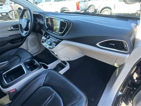 Used 2023 Chrysler Pacifica Touring-L image 36