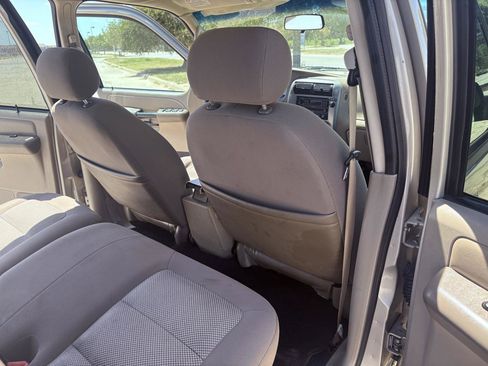 Used 2004 Ford Explorer Sport Trac 2WD image 37