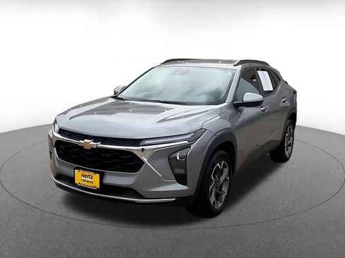 Used 2025 Chevrolet Trax LT w/ LT Convenience Package FWD image 7