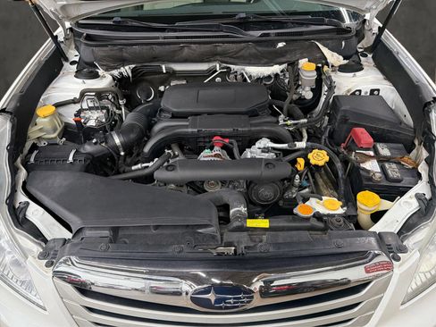 Used 2011 Subaru Outback 2.5i Limited AWD/4WD image 9