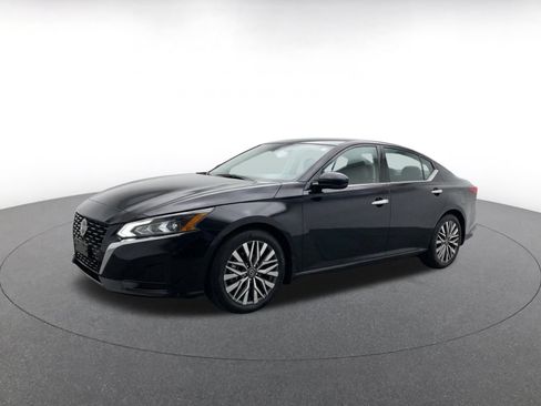 Used 2025 Nissan Altima 2.5 SV FWD image 3
