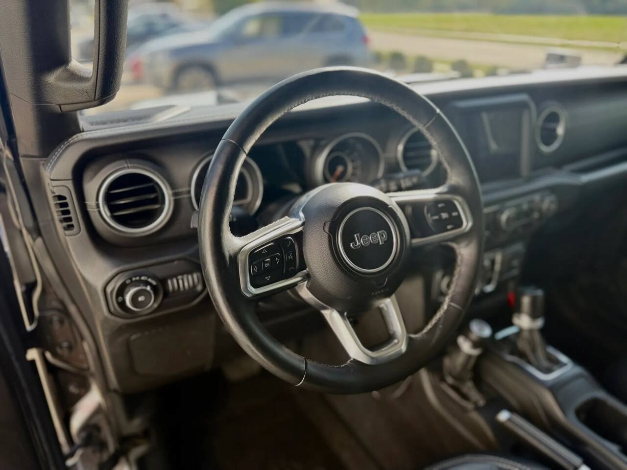 Used 2018 Jeep Wrangler Unlimited Sahara AWD/4WD image 11