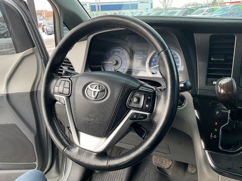 Used 2019 Toyota Sienna image 18