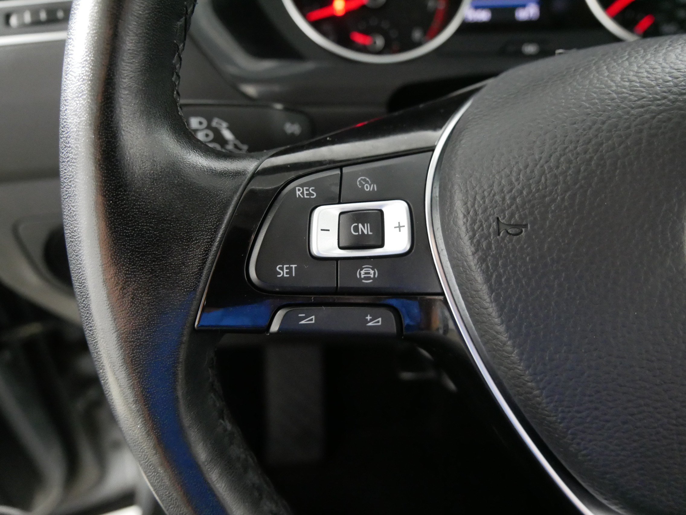 Used 2019 Volkswagen Tiguan SE AWD/4WD image 27