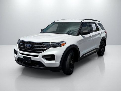 Used 2024 Ford Explorer XLT RWD image 3