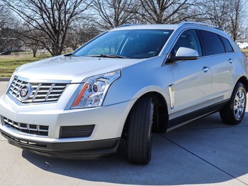 Used 2015 Cadillac SRX Luxury image 3