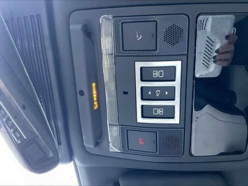 Used 2023 Land Rover Discovery Metropolitan Edition image 34