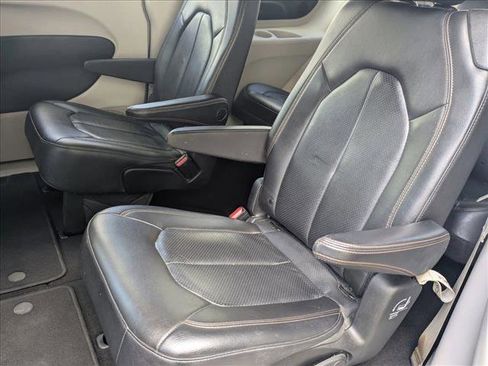 Used 2019 Chrysler Pacifica Touring-L Plus FWD image 18