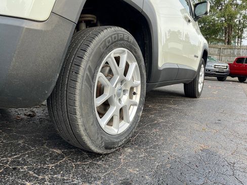 Used 2019 Jeep Renegade Latitude w/ Cold Weather Group image 7