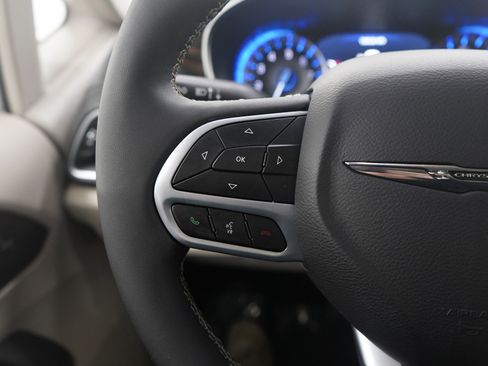 Used 2024 Chrysler Pacifica Limited image 26