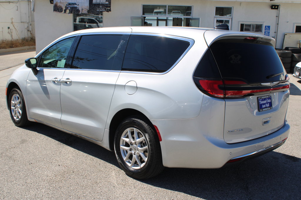 Used 2024 Chrysler Pacifica Touring-L FWD image 6