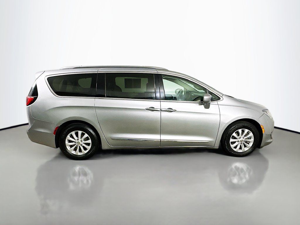 Used 2018 Chrysler Pacifica Touring-L w/ Premium Audio Group FWD image 7