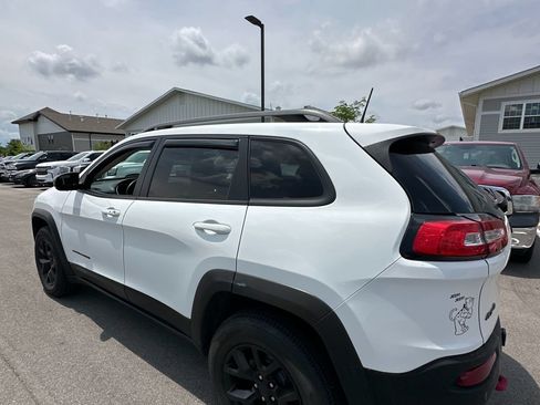 Used 2017 Jeep Cherokee Trailhawk AWD/4WD image 2
