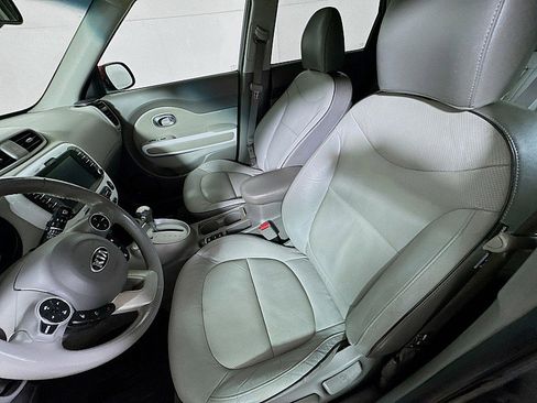Used 2017 Kia Soul EV + FWD image 11
