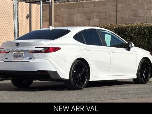 Used 2025 Toyota Camry SE FWD image 4
