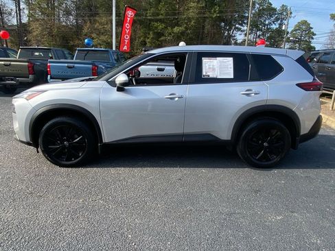 Used 2023 Nissan Rogue SV image 4