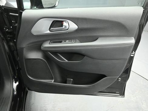 Used 2025 Chrysler Pacifica Limited FWD image 28
