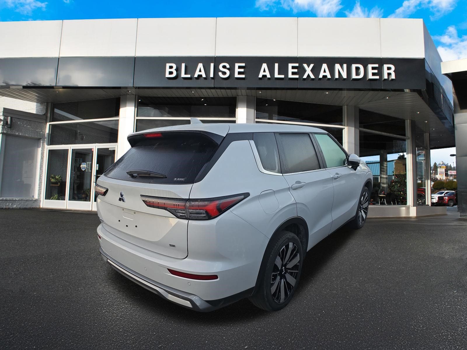 Used 2025 Mitsubishi Outlander SE AWD/4WD image 2