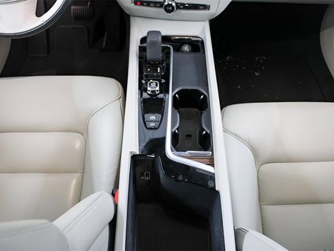 Certified 2022 Volvo S60 B5 Momentum w/ Premium Package image 16