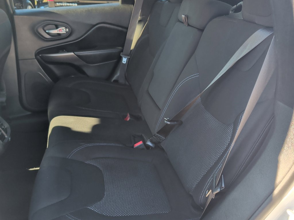 Used 2020 Jeep Cherokee Latitude FWD image 13