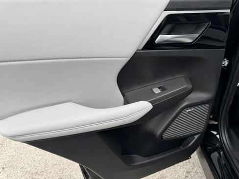 New 2025 Mitsubishi Outlander SE image 11