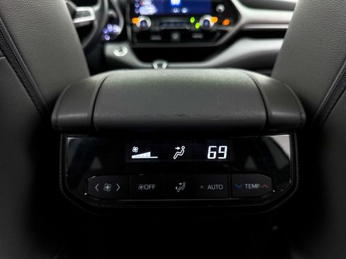 Used 2023 Toyota Highlander XLE image 22