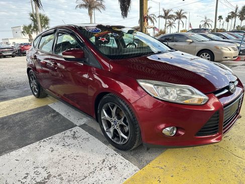 Used 2014 Ford Focus SE w/ Equipment Group 201A FWD image 2