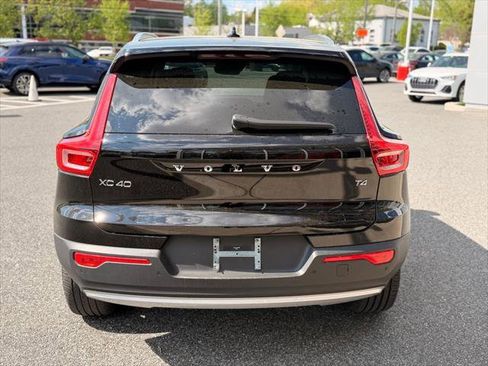 Used 2022 Volvo XC40 T4 Momentum FWD image 5