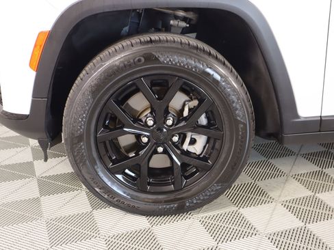 Used 2024 Jeep Grand Cherokee L Laredo RWD image 18