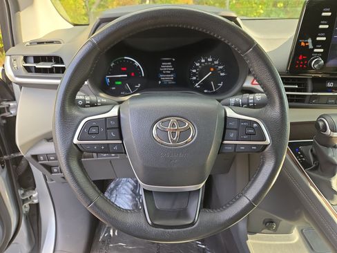 Used 2024 Toyota Sienna XLE image 17