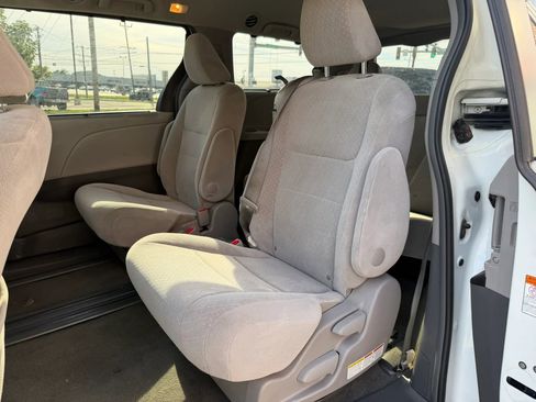 Used 2017 Toyota Sienna LE FWD image 12