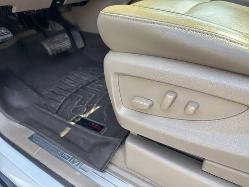 Used 2019 GMC Yukon XL SLT w/ Open Road Package AWD/4WD image 7