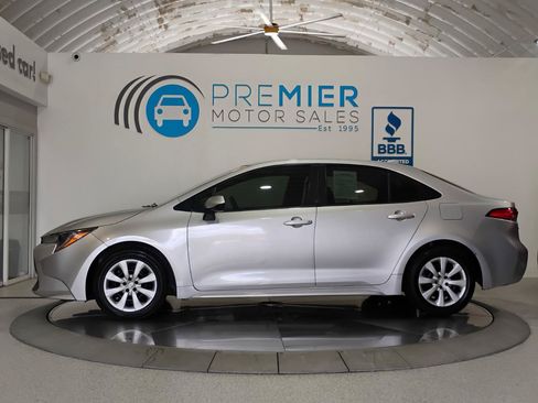 Used 2020 Toyota Corolla LE FWD image 4