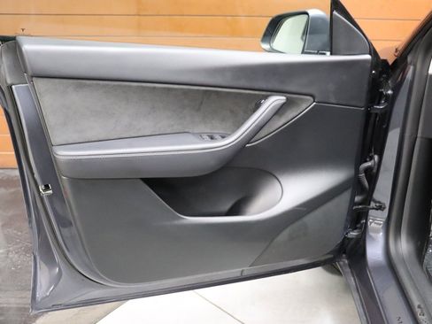 Used 2022 Tesla Model Y Long Range image 32