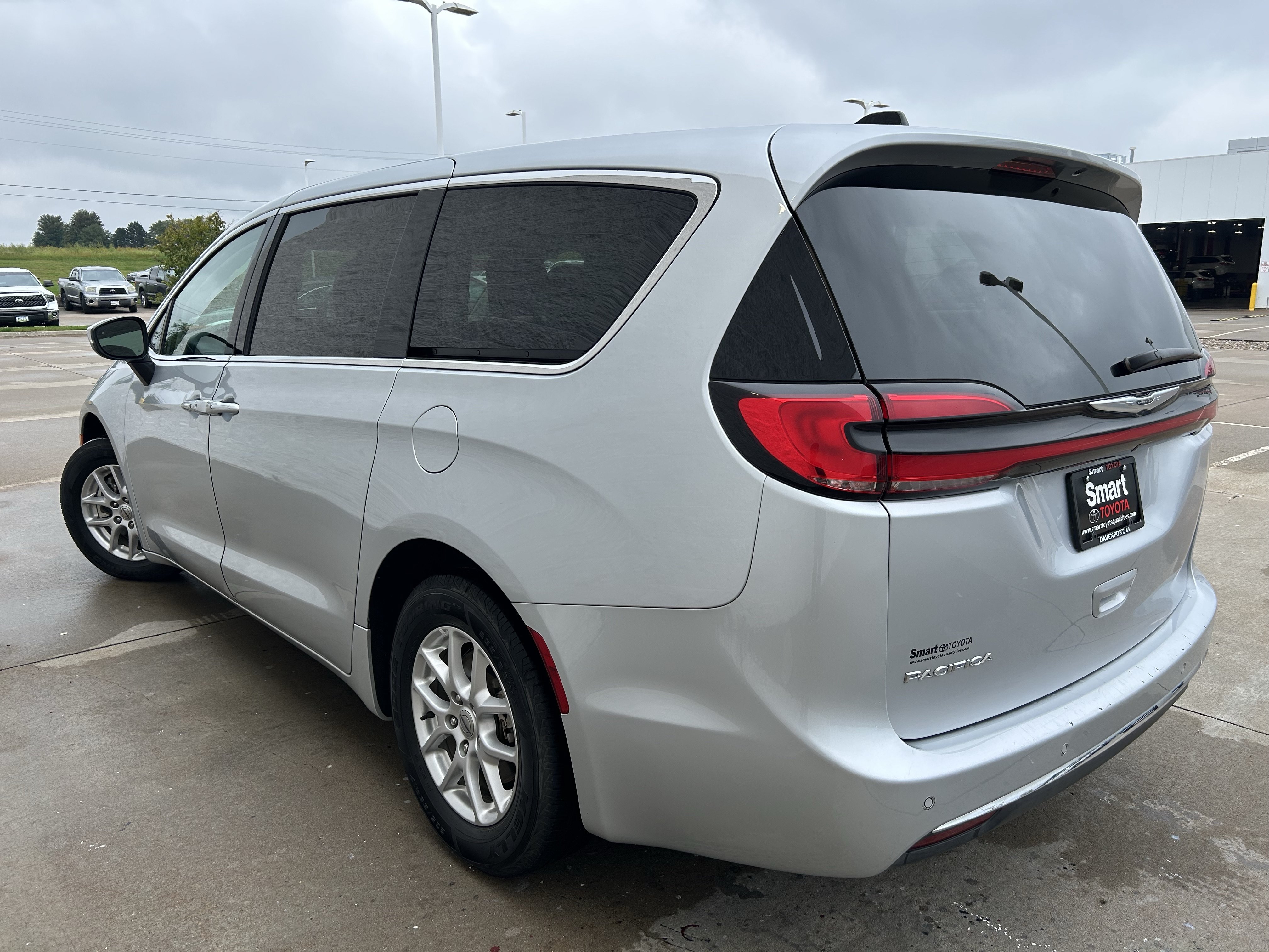 Used 2023 Chrysler Pacifica Touring-L FWD image 3
