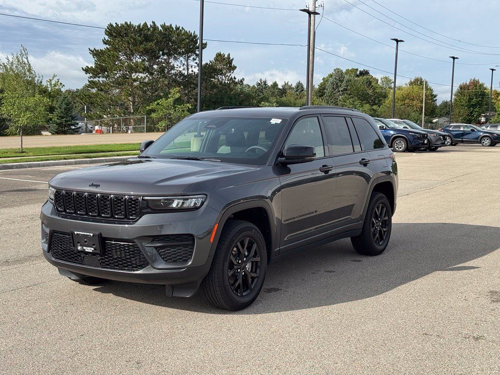 Used 2024 Jeep Grand Cherokee Altitude AWD/4WD image 31