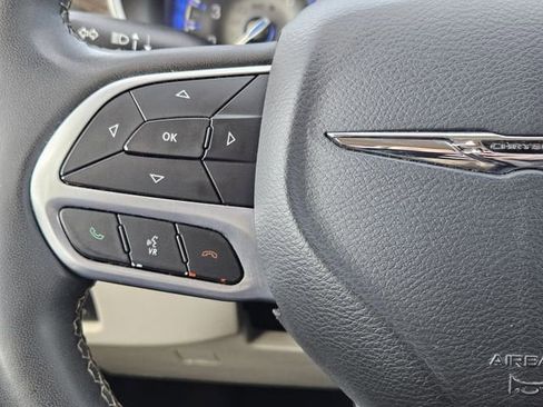 Used 2023 Chrysler Pacifica Limited image 29