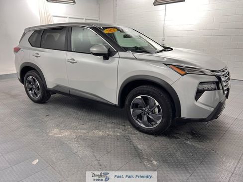 Used 2025 Nissan Rogue SV FWD image 3