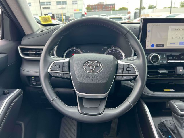 Used 2023 Toyota Highlander XLE AWD/4WD image 14
