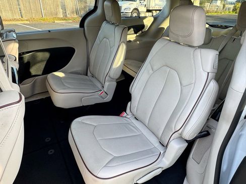 Used 2017 Chrysler Pacifica Limited image 9