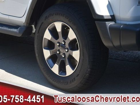 Used 2018 Jeep Wrangler Unlimited Sahara AWD/4WD image 17