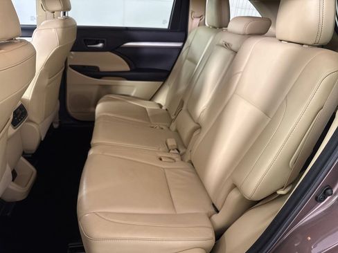 Used 2017 Toyota Highlander XLE FWD image 13