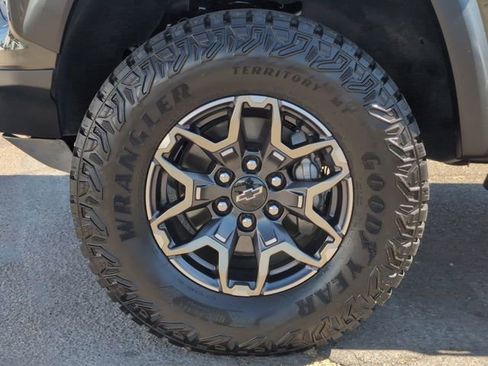 Certified 2024 Chevrolet Colorado ZR2 w/ ZR2 Convenience Package III AWD/4WD image 32
