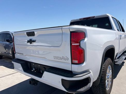 Used 2025 Chevrolet Silverado 2500 High Country w/ Technology Package AWD/4WD image 4