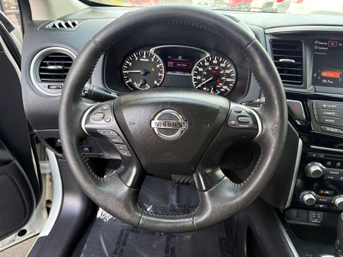 Used 2018 Nissan Pathfinder SV image 34
