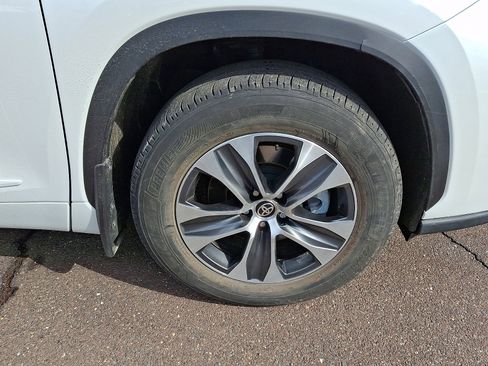 Used 2025 Toyota Highlander XLE image 8